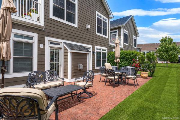 52102 Beech Tree LN, Plainview, NY 11803