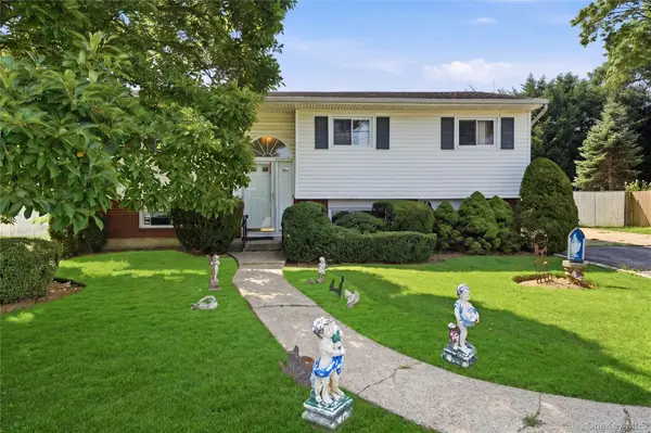 835 7th ST, West Babylon, NY 11704