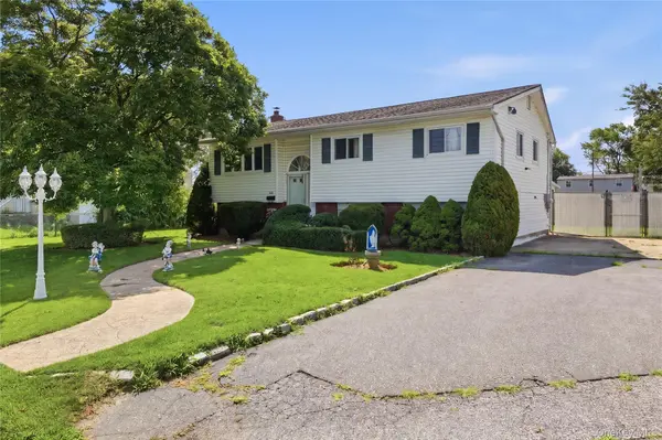 835 7th ST, West Babylon, NY 11704