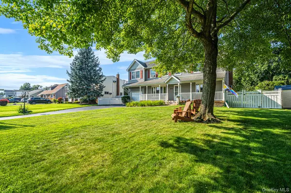 65 Sylvia DR, West Islip, NY 11795