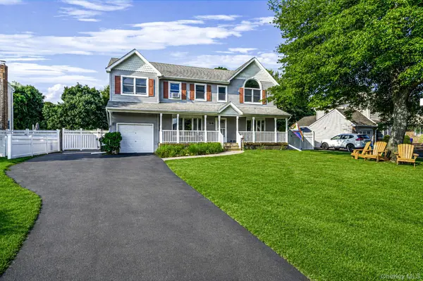 65 Sylvia DR, West Islip, NY 11795