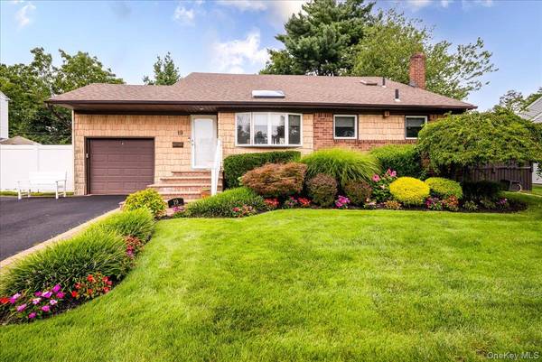 19 Jerold ST, Plainview, NY 11803