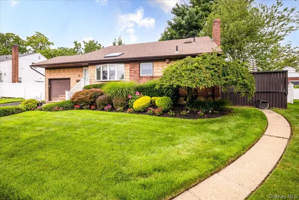 19 Jerold ST, Plainview, NY 11803