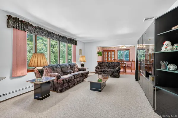 351 Ski Run RD, Bloomingburg, NY 12721