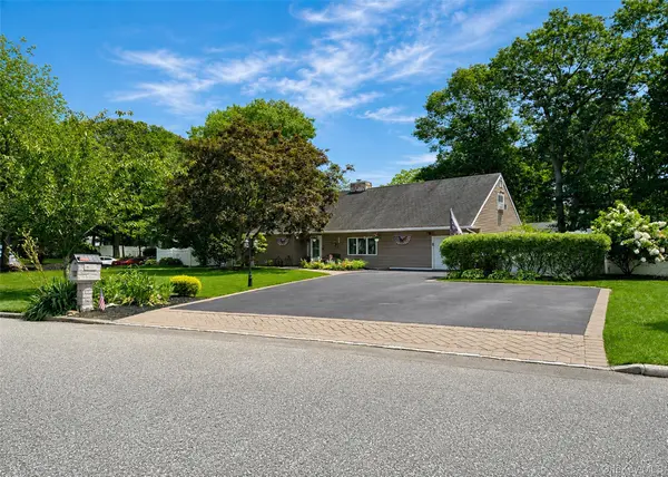 4 Halfcircle DR, Holbrook, NY 11741