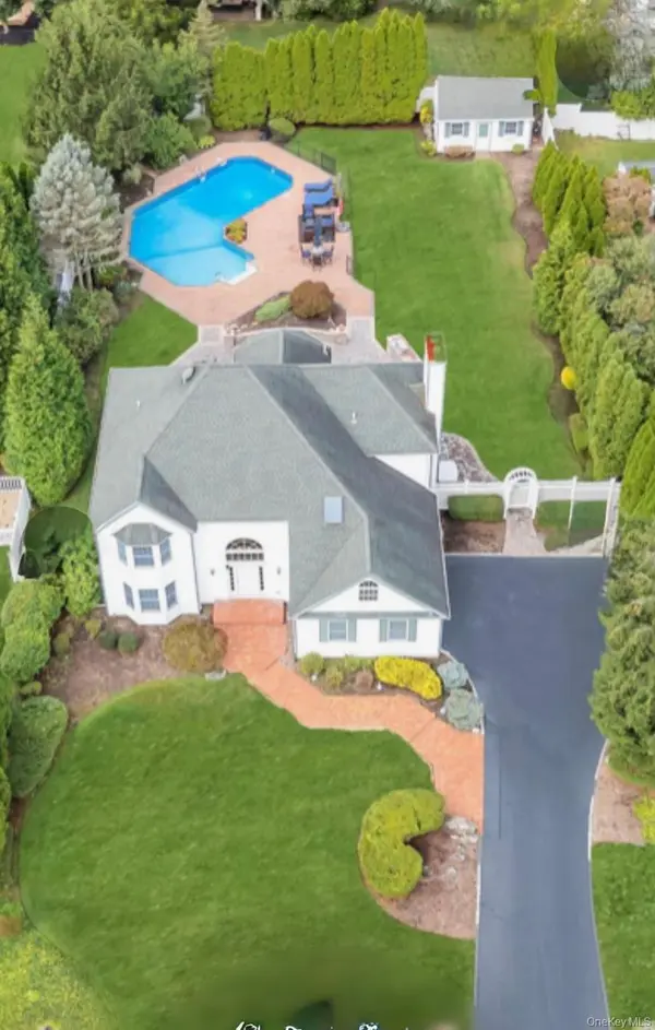 150 Hayrick LN, Commack, NY 11725