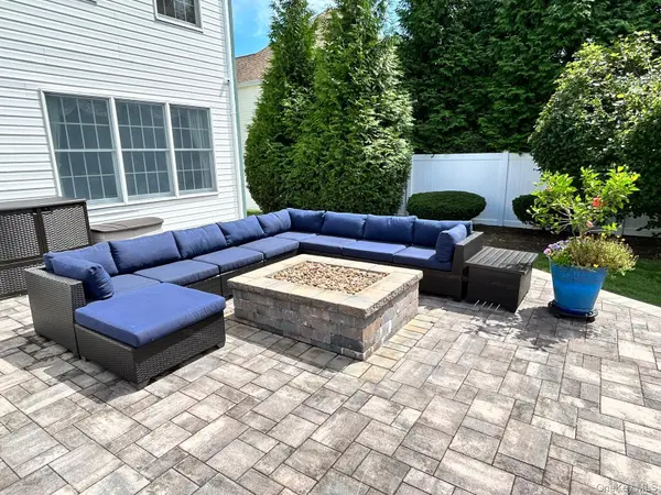 150 Hayrick LN, Commack, NY 11725