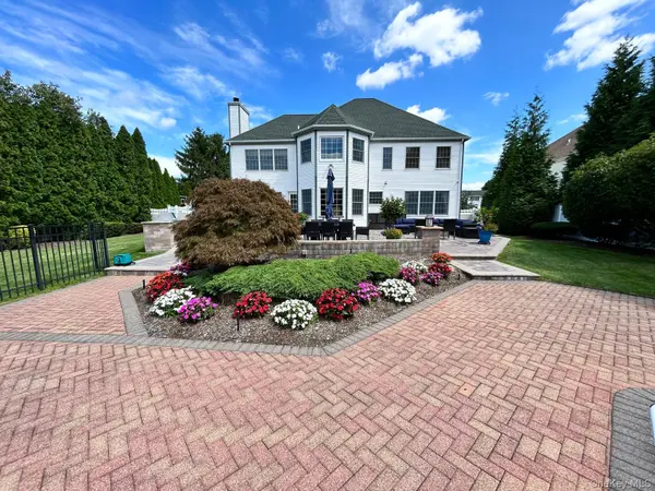 150 Hayrick LN, Commack, NY 11725