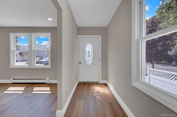 15 Stratford AVE, Williston Park, NY 11596