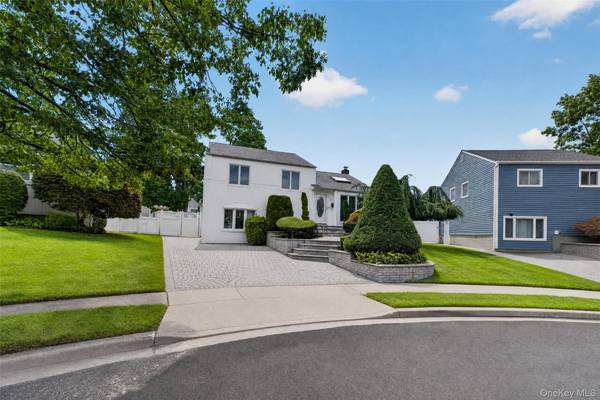 68 Briarwood LN, Plainview, NY 11803