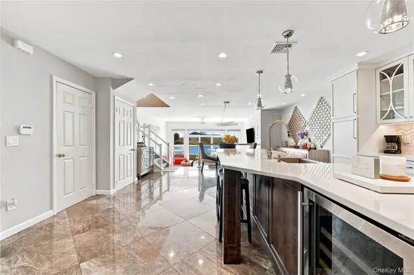 1 Victoria #1, Amityville, NY 11701