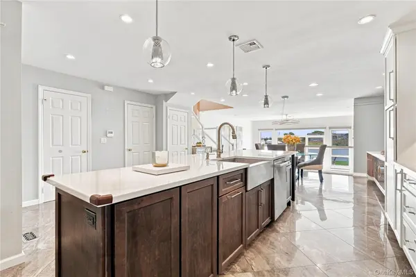 1 Victoria #1, Amityville, NY 11701