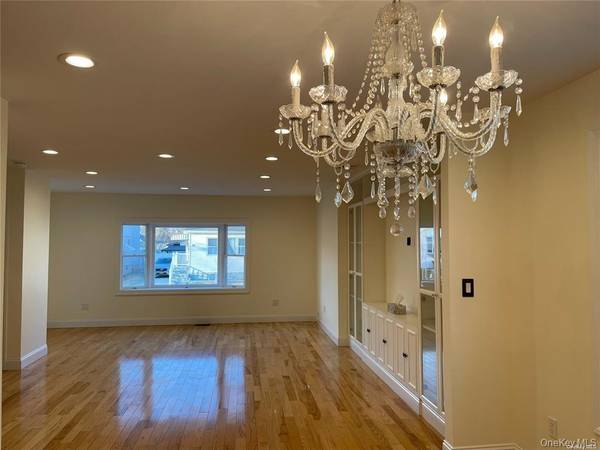17 Wood LN, Valley Stream, NY 11581