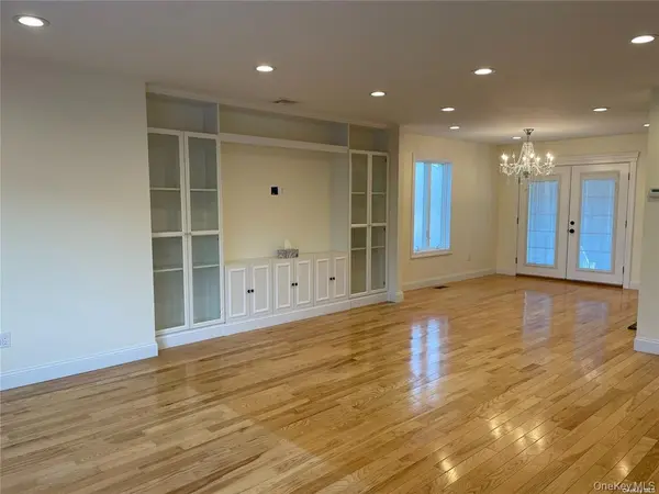 17 Wood LN, Valley Stream, NY 11581