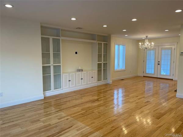 17 Wood LN, Valley Stream, NY 11581
