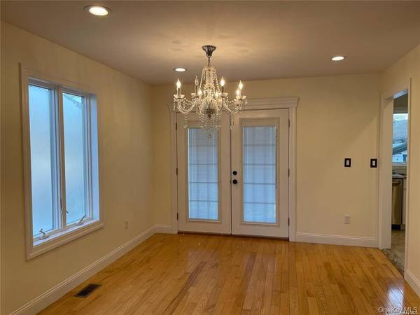 17 Wood LN, Valley Stream, NY 11581