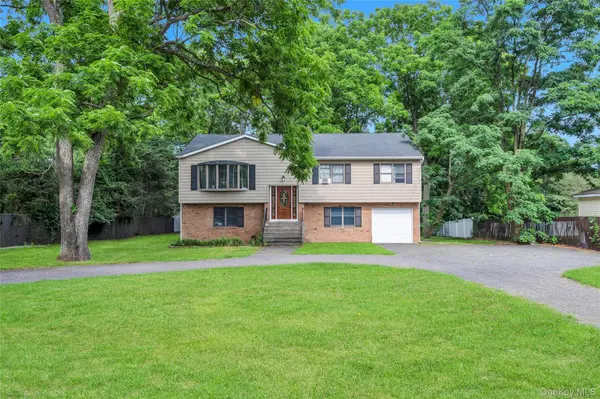 87 Holbrook RD, Centereach, NY 11720