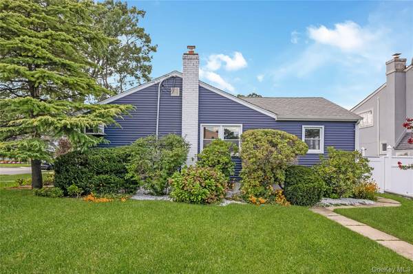 108 Woods AVE, Malverne, NY 11565