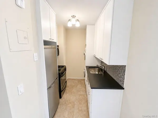 27110 Grand Central Pkwy #2U, Floral Park, NY 11005