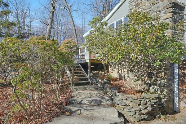 35 Mountain TRL, Croton-on-hudson, NY 10520