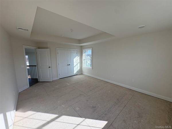 30 Dartmouth DR, Poughkeepsie, NY 12603