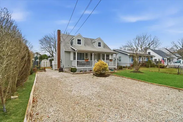 30 George DR, Mastic, NY 11950