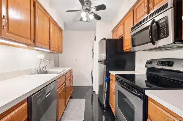 78 Cambridge DR, Copiague, NY 11726
