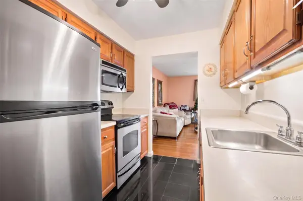78 Cambridge DR, Copiague, NY 11726