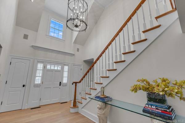 18 Landing LN, East Quogue, NY 11942