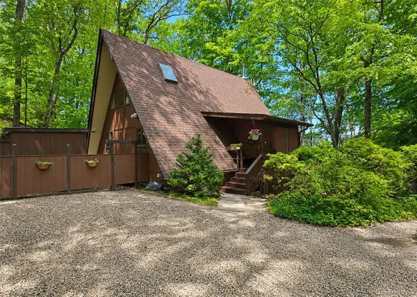 101 Longfellow LN, Port Jefferson, NY 11777