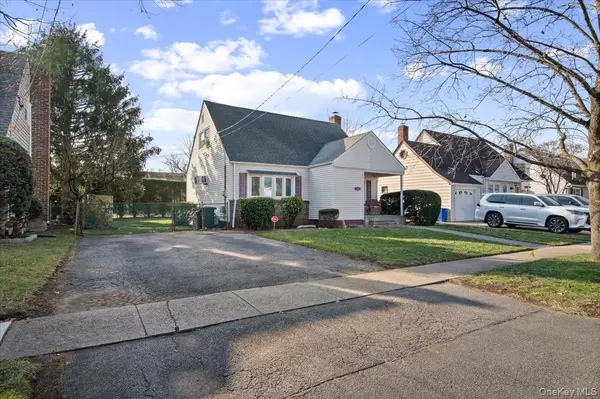 132 E Cherry ST, Floral Park, NY 11001