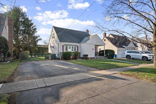 132 E Cherry ST, Floral Park, NY 11001