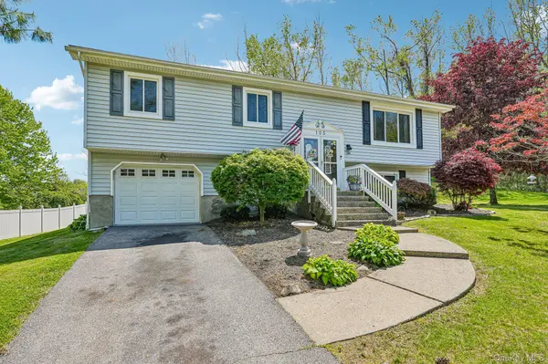 105 Shaker CT, New Windsor, NY 12553