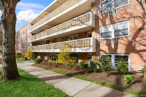 45 Hill Park AVE #PR2, Great Neck, NY 11021