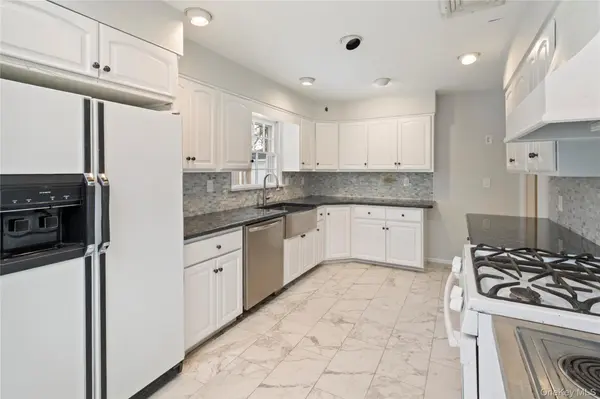 9 Oak Shore DR, Bayville, NY 11709