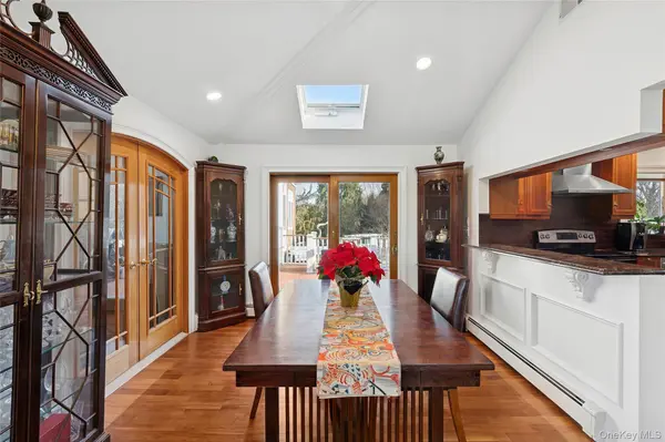 42 Tanners Neck LN, Westhampton, NY 11977