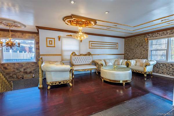 244-19 Grand Central Pkwy, Douglaston, NY 11362