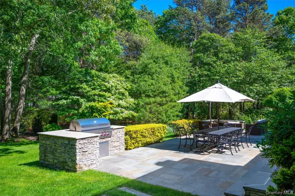 3 Cherry Blossom LN, East Quogue, NY 11942