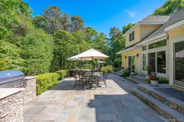 3 Cherry Blossom LN, East Quogue, NY 11942