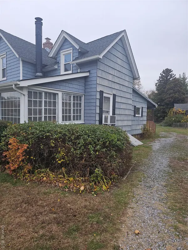 49 Arnold AVE, West Babylon, NY 11704