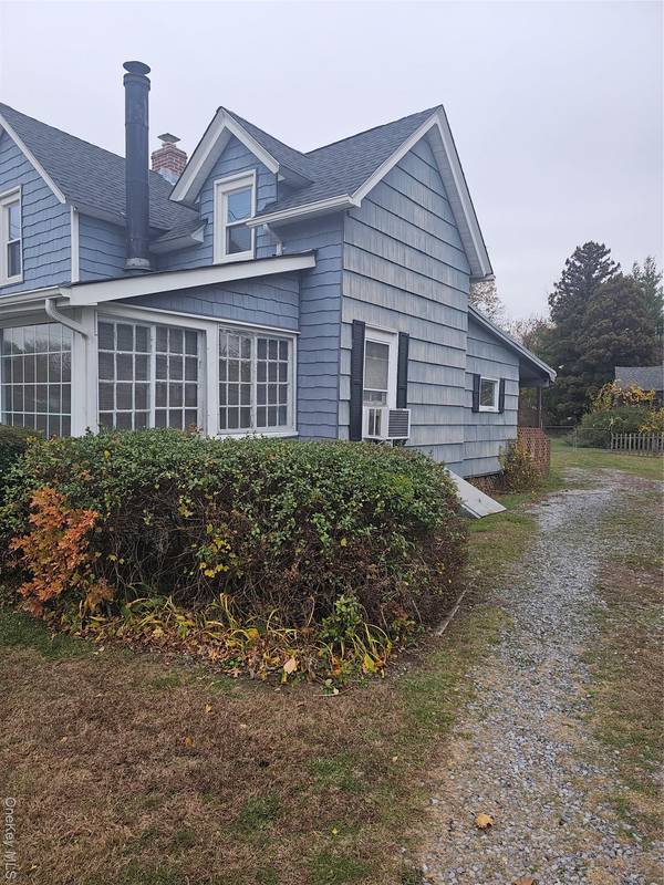 49 Arnold AVE, West Babylon, NY 11704