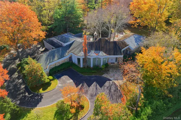 7 Pin Oak CT, Old Brookville, NY 11545