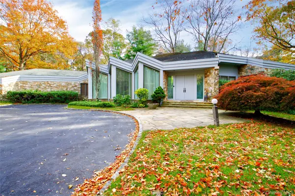 7 Pin Oak CT, Old Brookville, NY 11545