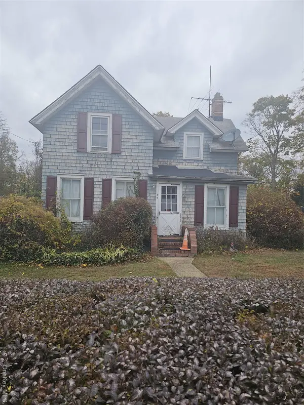 45 Arnold AVE, West Babylon, NY 11704