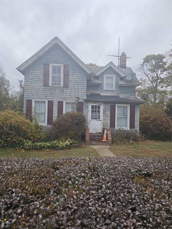 45 Arnold AVE, West Babylon, NY 11704