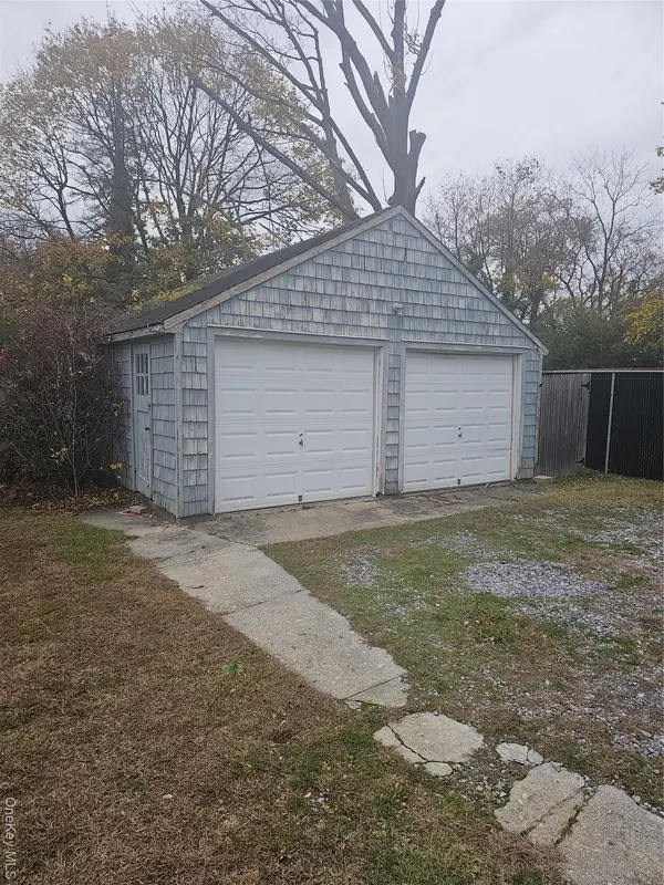 45 Arnold AVE, West Babylon, NY 11704