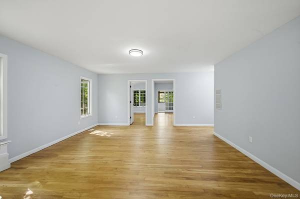 10 Woodland LN, Huntington, NY 11743