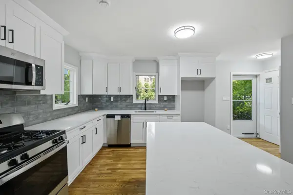 10 Woodland LN, Huntington, NY 11743