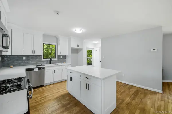 10 Woodland LN, Huntington, NY 11743