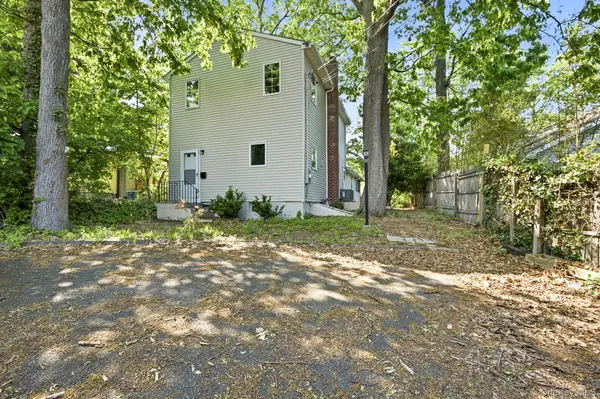 10 Woodland LN, Huntington, NY 11743